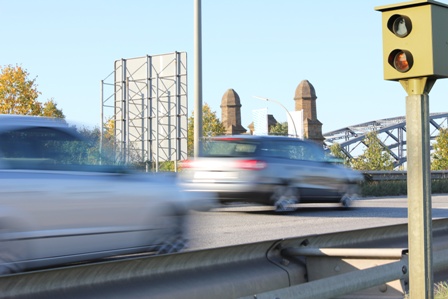 Blitzer auf der Autobahn in Berlin als Symbol für das Fahrverbot