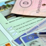 Führerschein und Fahrzeugpapiere als Symbol für einen Anwalt für Fahrverbot in Berlin