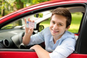 Autofahrer mit Führerschein in der Hand dank Beratung zum Verkehrsrecht 